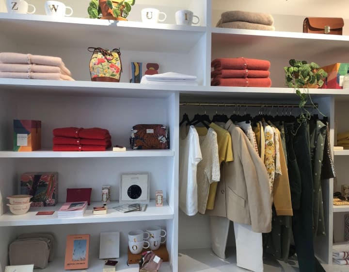 Rayons de vêtements et d&#039;objets dans la boutique Sezane