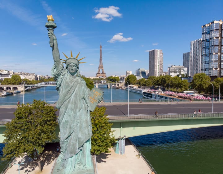 Statue de la Liberté à Paris avec la Tour Eiffel en arrière plan