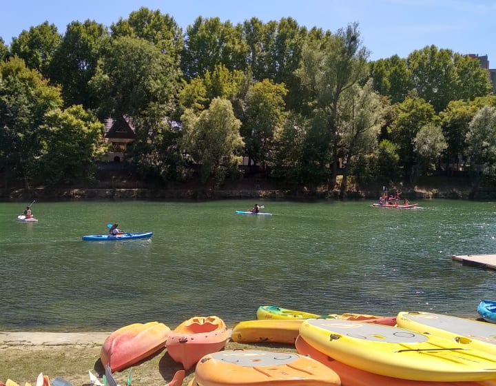 Kayakistes à la base nautique de Roland-Bouchier