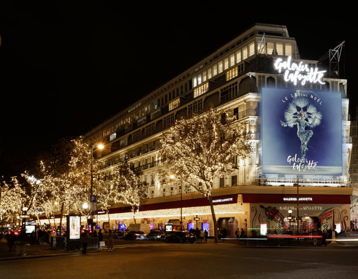 Façade des Galeries Lafayette illuminée pour Noël