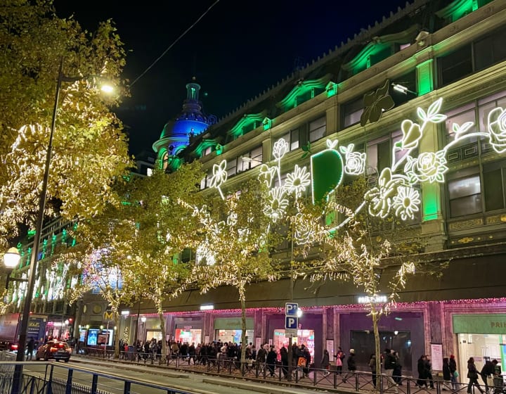 Illuminations de Noël 2025 sur la façade du Printemps Haussmann