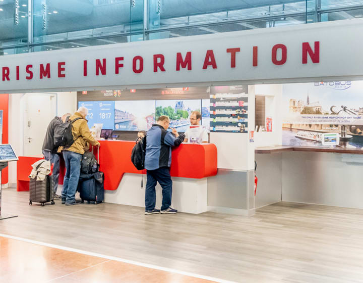 Point Information Tourisme, Terminal 2E, Aéroport Paris-Roissy Charles‑de‑Gaulle (CDG).