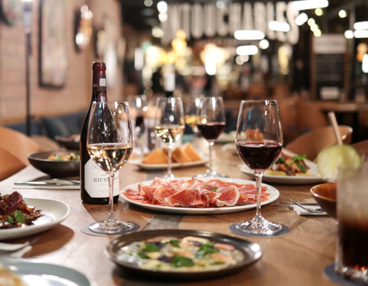 Table dressée avec vins, charcuterie