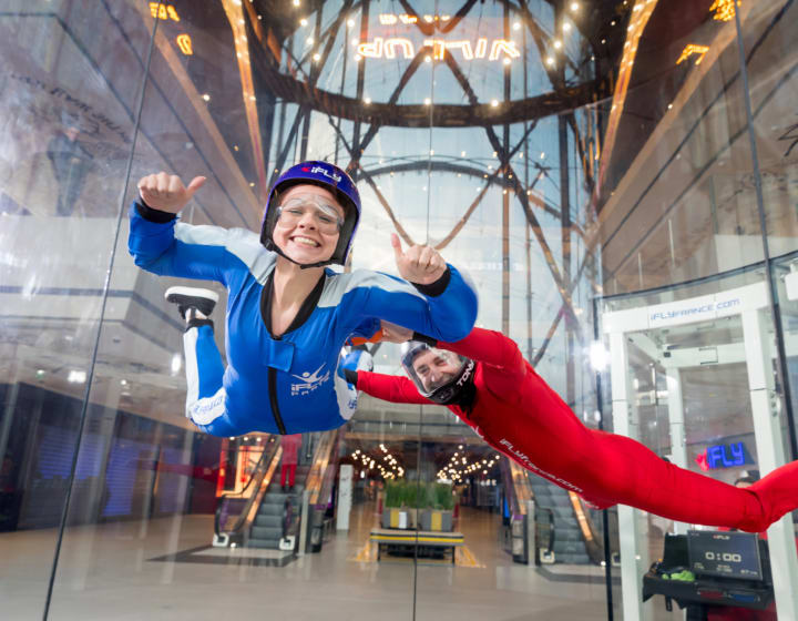 Deux personnes dans l'espace de chute libre I Fly
