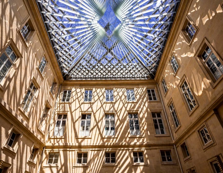 Cour intérieure de l'Hôtel de la Marine avec grande verrière