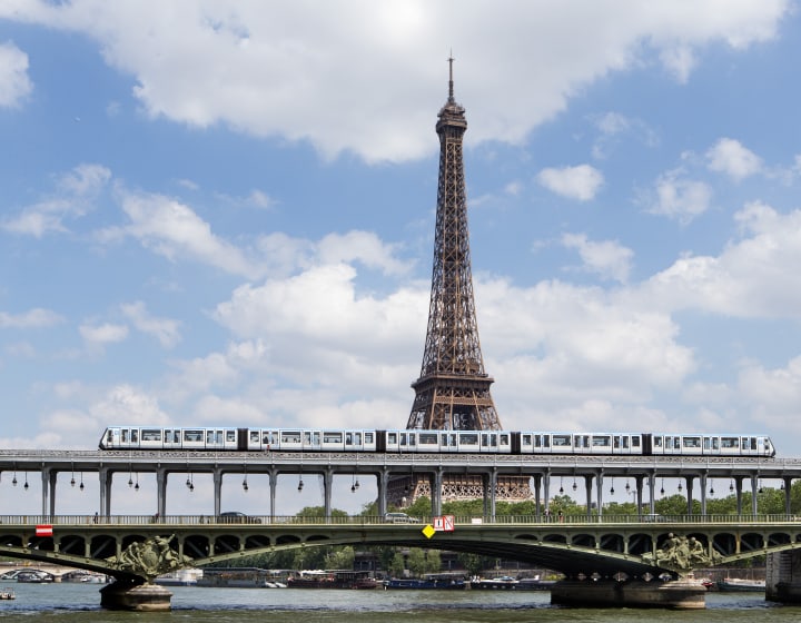 Métro parisien aérien au-dessus de la Seine et devant la Tour Eiffel