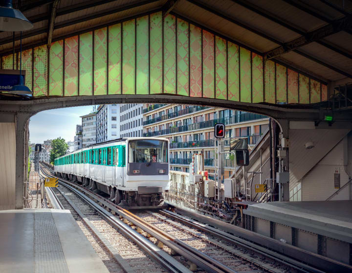 Métro arrivant à la station aérienne de Bir-Hakeim