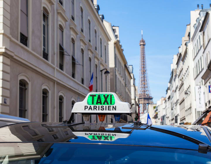 Taxi parisien avec la Tour Eiffel