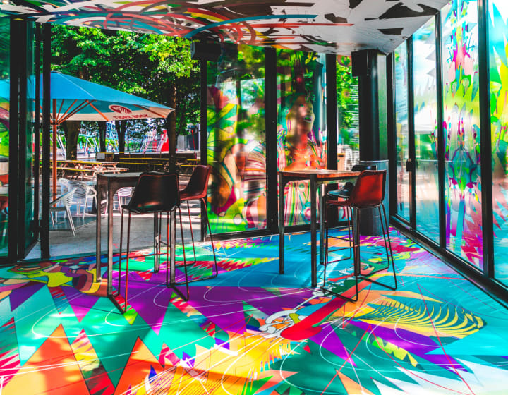 Intérieur très coloré du bar A la Folie