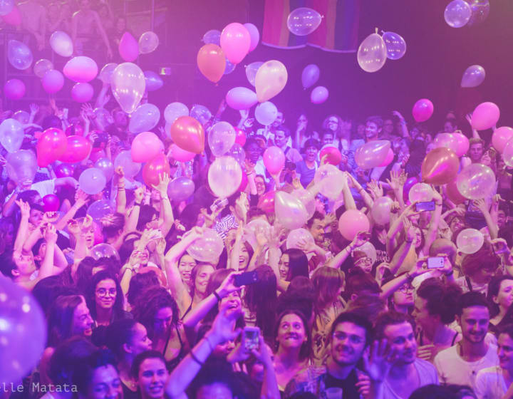 Foule dansant au milieu de ballons gonflables