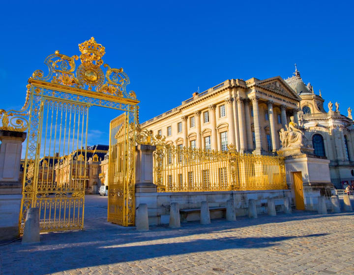 Grille d'entrée dorée du château de Versailles