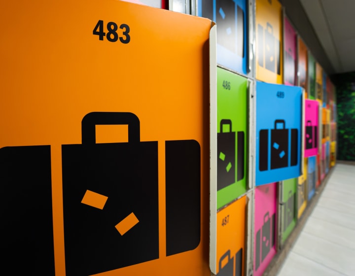 Casiers colorés pour les bagages dans une gare