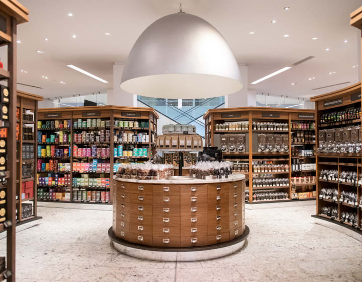 Rayon thés et cafés à La Grande Epicerie de Paris