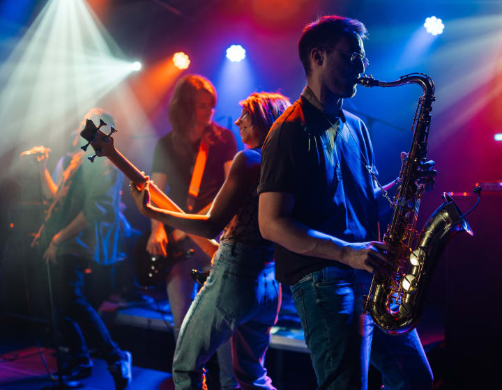 Groupe de musique jouant sur scène avec des lumières colorées