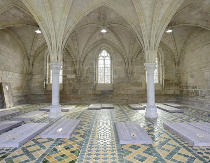 Intérieur de l'Abbaye de Maubuisson avec ses grandes colonnes