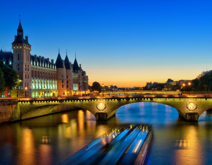 La Seine de nuit, vue sur la Conciergerie, bateau de croisière, Paris.