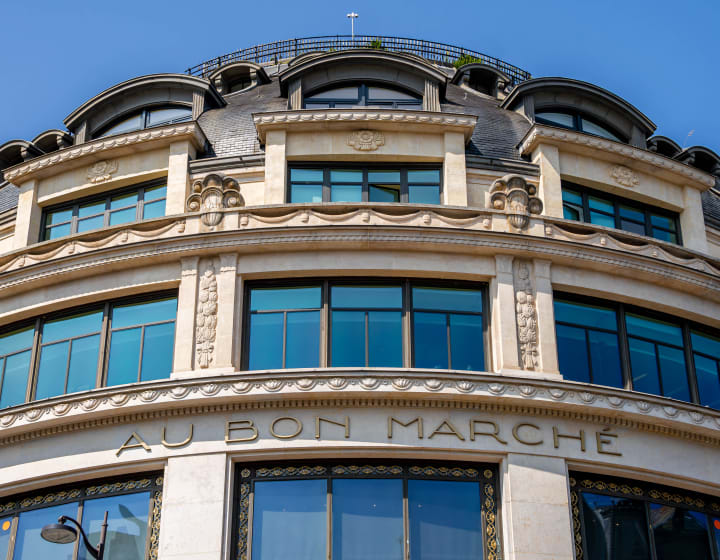 Haut de la façade du Bon Marché