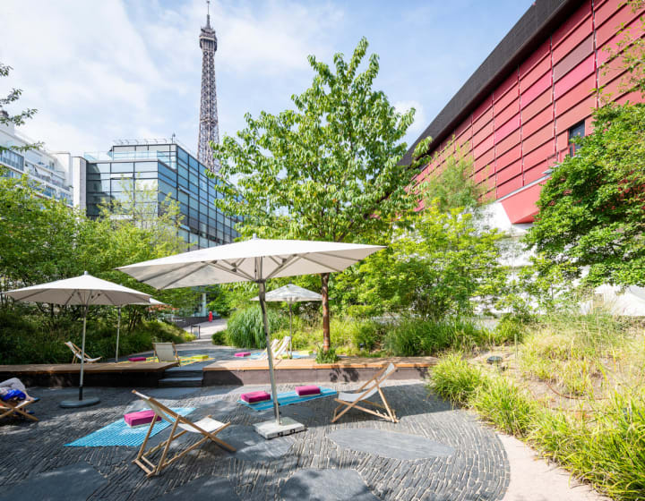 Jardin d'été, musée du Quai Branly, avec vue sur la tour Eiffel