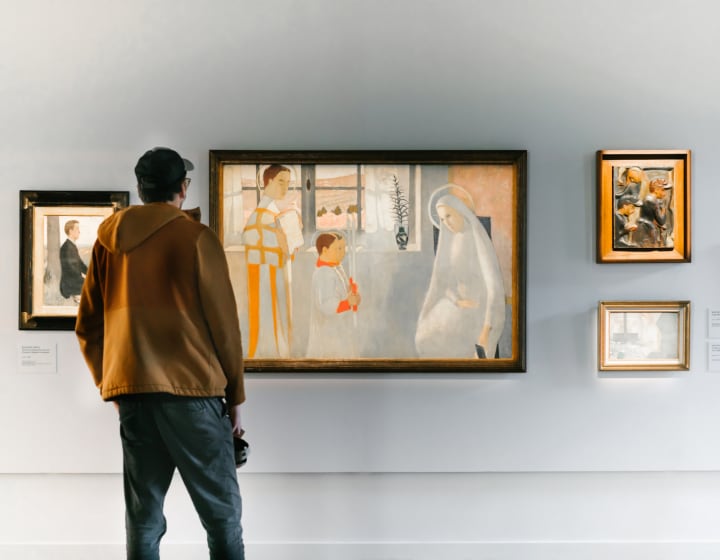 Visiteur regardant une toile au Musée Maurice Denis