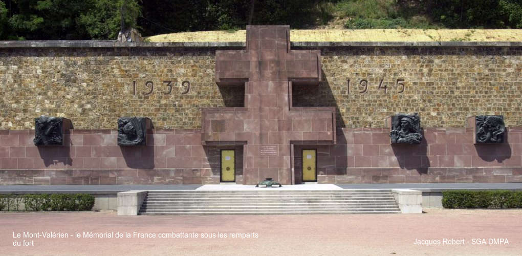 https://res.cloudinary.com/du5jifpgg/image/upload/t_w1020_landscape/c_fit,w_500,g_south_east,l_text:Arial_14:Jacques%20Robert%20-%20SGA%20DMPA,co_rgb:ffffff,x_25,y_20/c_fit,w_500,g_south_west,l_text:Arial_14:Le%20Mont-Val%c3%a9rien%20-%20le%20M%c3%a9morial%20de%20la%20France%20combattante%20sous%20les%20remparts%20du%20fort,co_rgb:ffffff,x_25,y_20,q_auto,f_auto/Parcours%2Fth%C3%A9matiques%2FSur%20les%20traces%20du%20G%C3%A9n%C3%A9ral%20de%20Gaulle%20%C3%A0%20Paris%20R%C3%A9gion%2FMont_valerien.jpg