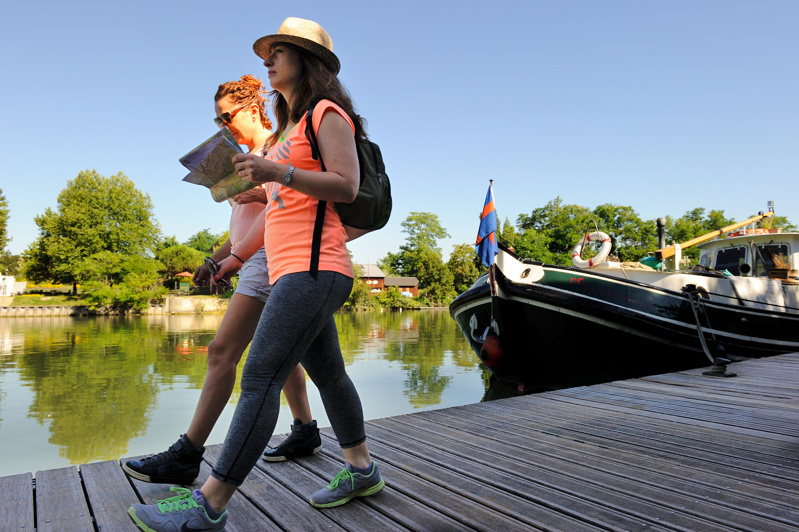 Randonneurs avec carte%252C sur les berges de la Seine%252C Rueil-Malmaison%252C été 2016. Randonneurs avec carte%252C sur les berges de la Seine%252C Rueil-Malmaison%252C été 2016.