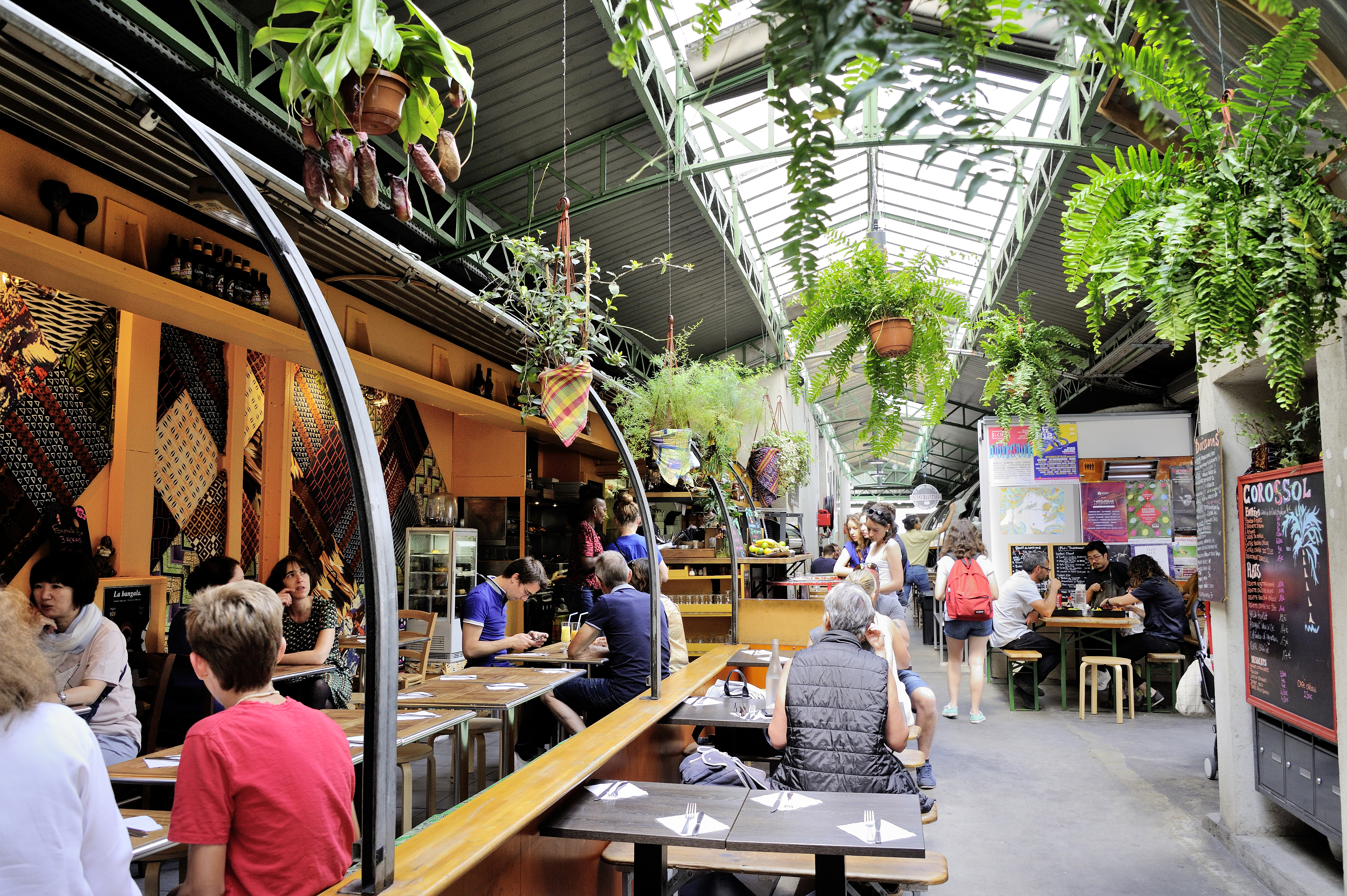 Marché des Enfants Rouges%252C Paris 2017. Marché couvert Saint Martin%252C dégustation de vin à La Cave du Marché%252C Paris 2017.