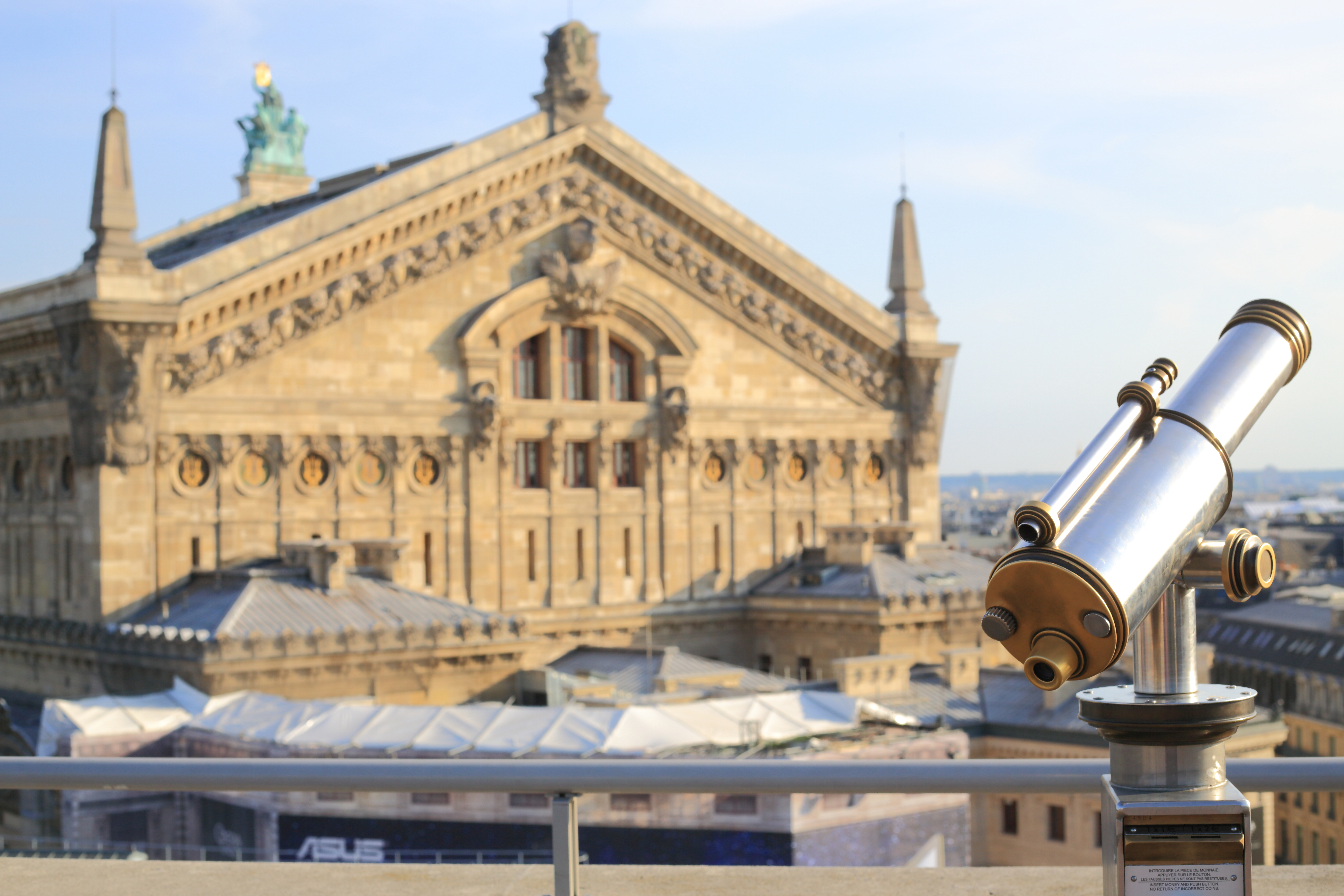 Longue vue publique sur la terrasse des Galeries Lafayette Haussmann offrant une vue imprenable sur tout Paris et ses monuments. Opéra national de Paris en arrière-plan%252C 2017. Maisant - Hemis - CRT Paris Ile-de-France
