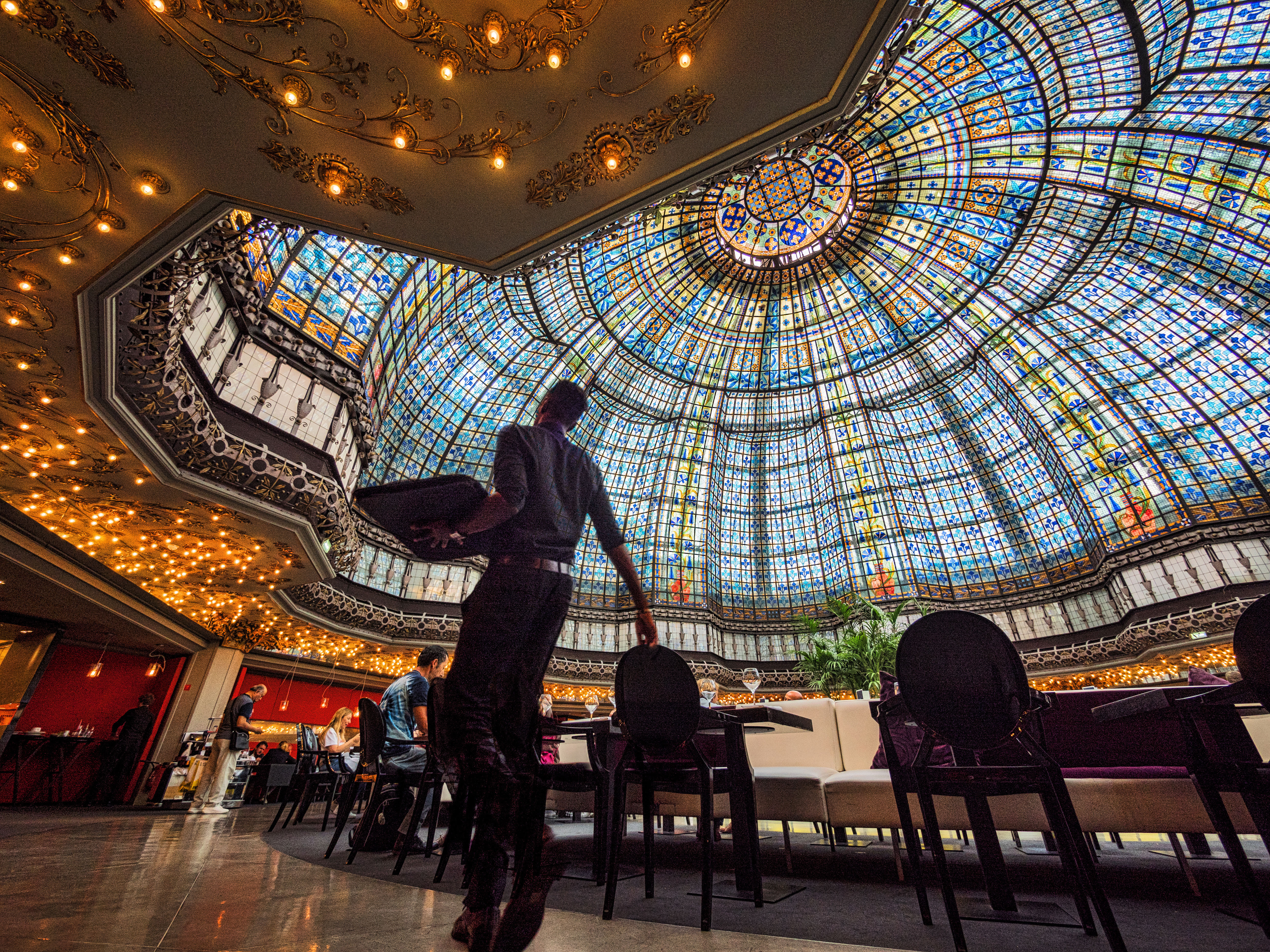 Brasserie Printemps Haussmann%252C sous la coupole du grand magasin%252C serveur avec plateau%252C Paris 2017 Carrousel du Louvre%252C Paris 2017