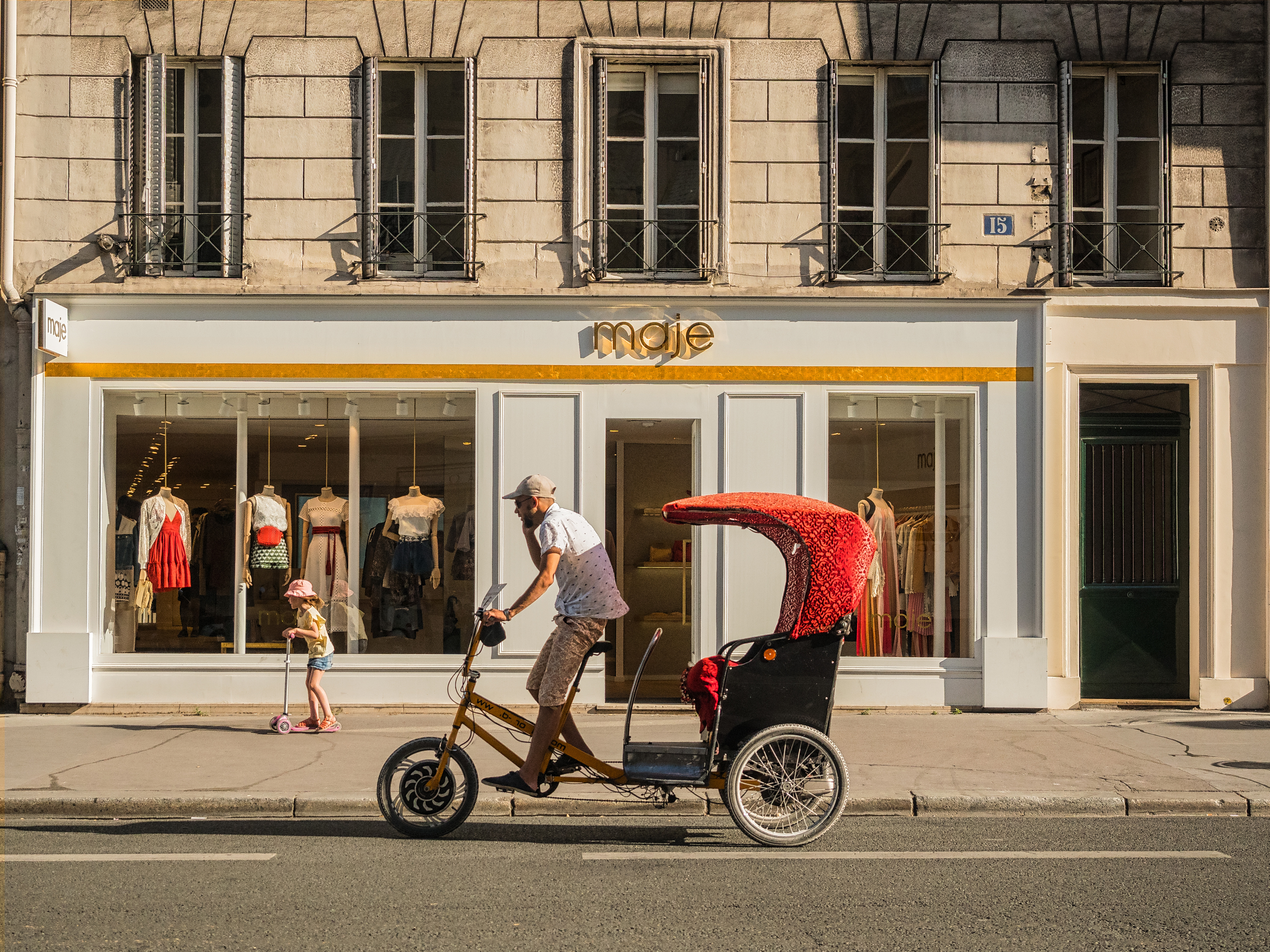 Visite en pousse dans le quartier Saint-Germain%252C devanture de la boutique Maje. La Piscine%252C boutique mode vente privée