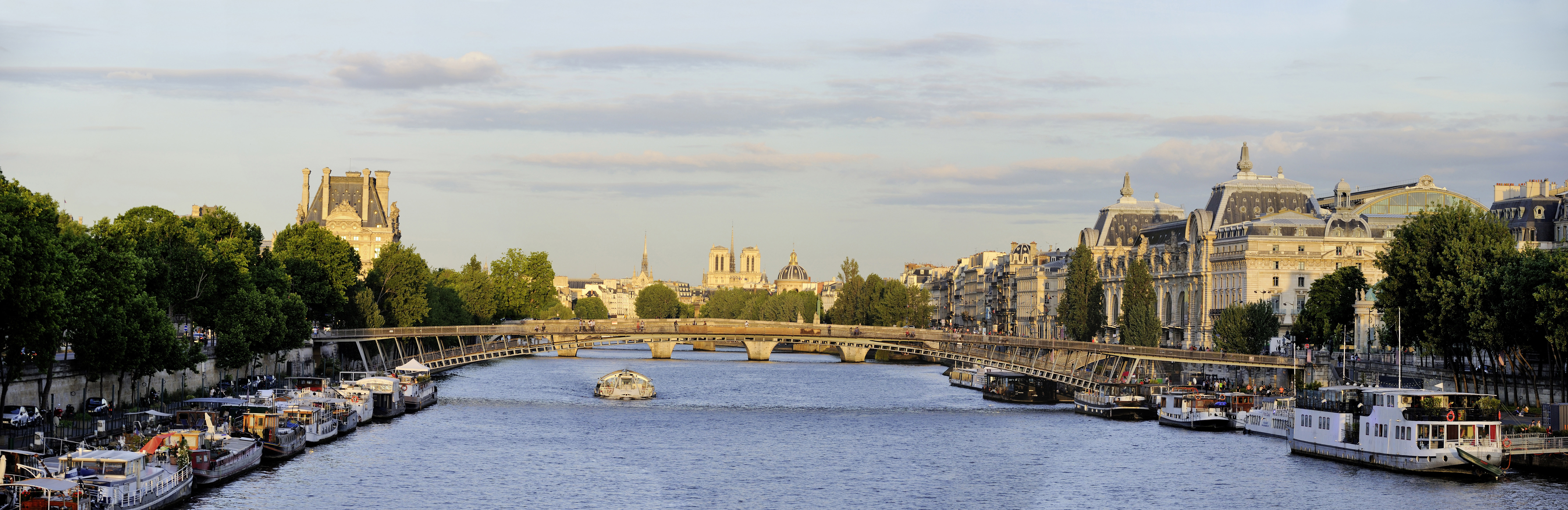 Jarry-Tripelon %252F CRT Paris Ile-de-France Batobus sur la Seine%252C Le Louvre et Notre-Dame en fond%252C Paris.
