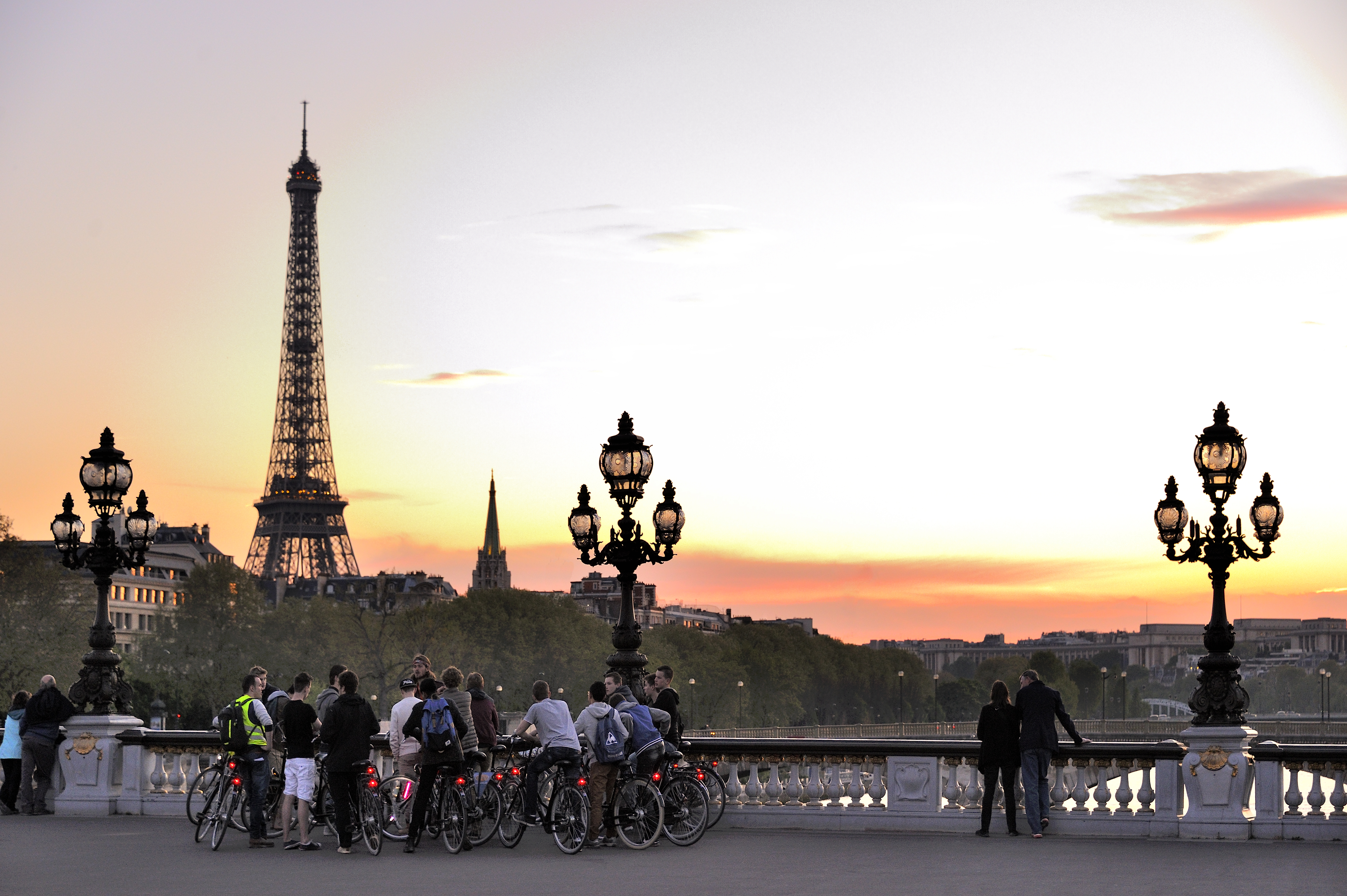 Groupe de jeunes touristes visitant Paris en vélo Jarry-Tripelon - CRT Paris Ile-de-France