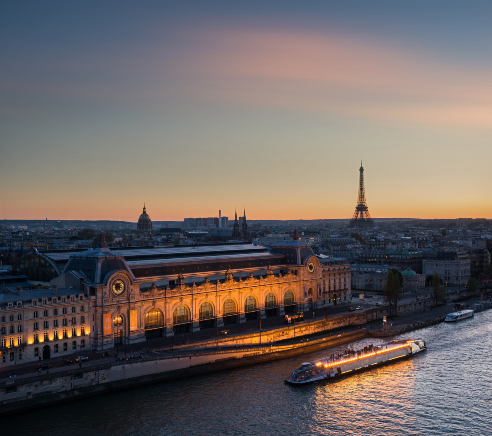 Coucher de soleil sur la Seine%252C avec vue sur le musée d'Orsay et la Tour Eiffel%252C Paris. Baraque de la Goulue à la Foire du Trône: La danse mauresque ou: Les Almées)