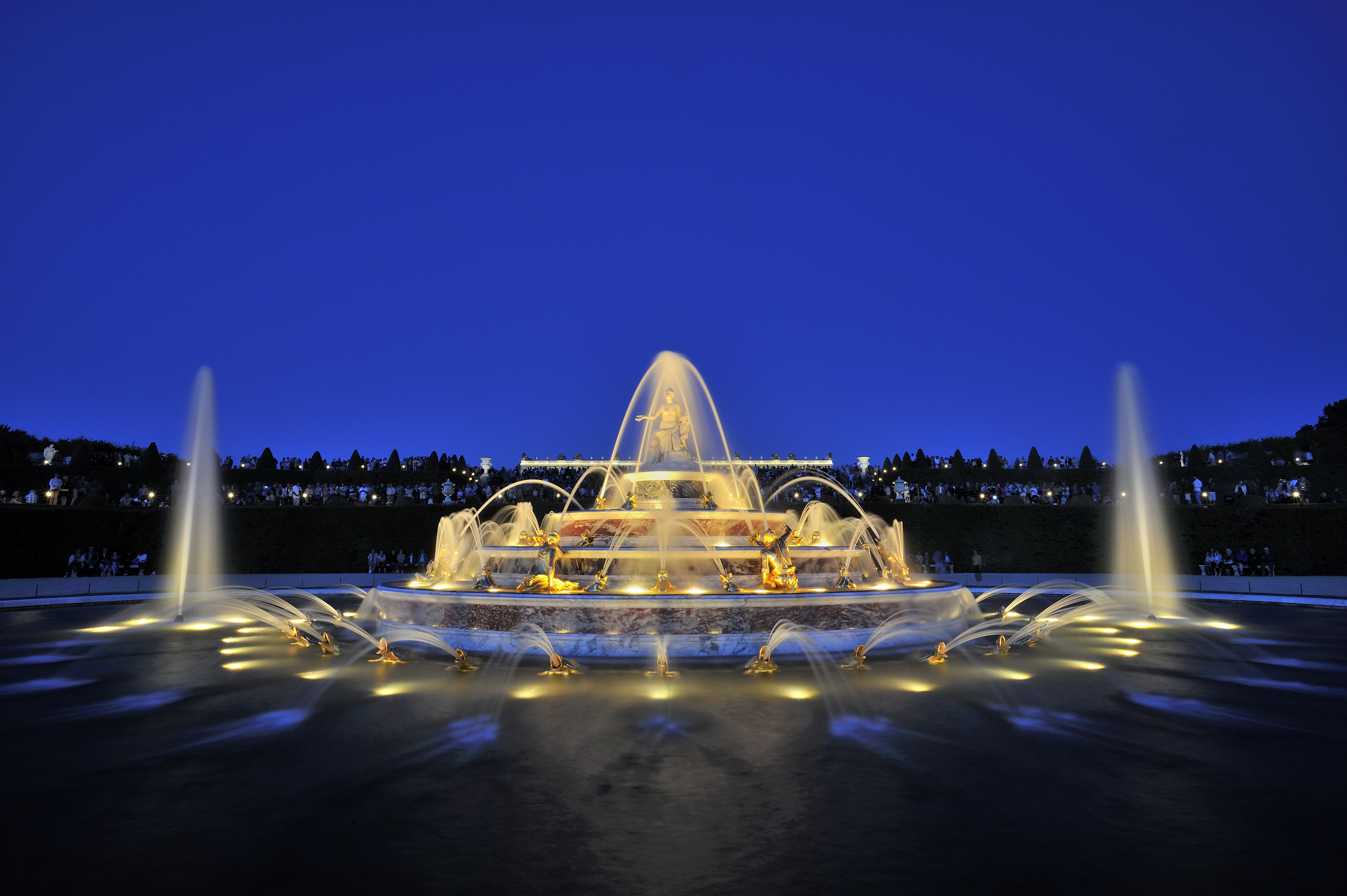 Domaine de Versailles%252C les jardins%252C Bassin et Parterre de Latone pendant les Grandes Eaux Musicales Nocturnes. Domaine de Versailles%252C les jardins%252C Bassin et Parterre de Latone pendant les Grandes Eaux Musicales Nocturnes.