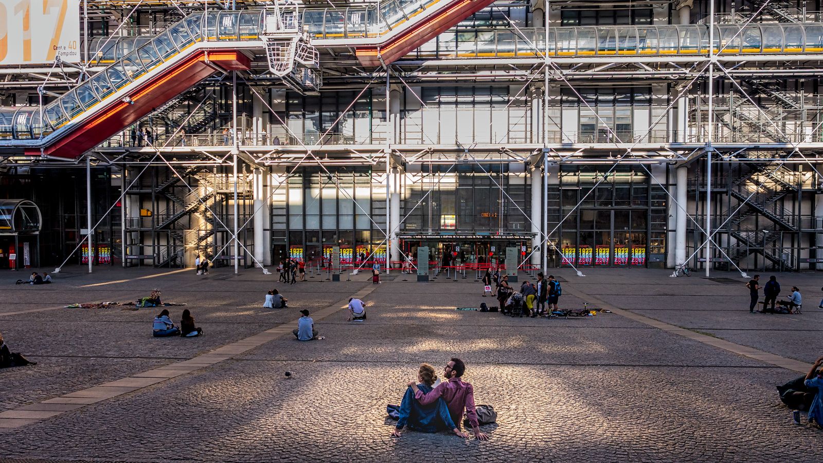 Visiteurs sur la place Georges Pompidou%252C Paris 2017. Boutique du Centre Pompidou%252C femme regardant son smartphone%252C Paris 2017.