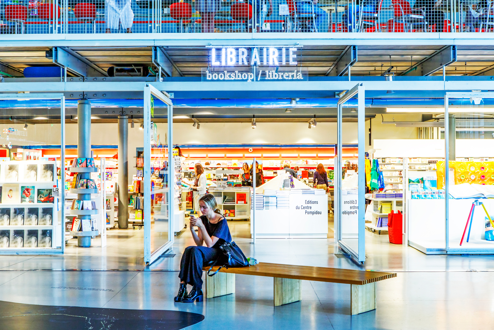 Boutique du Centre Pompidou%252C femme regardant son smartphone%252C Paris 2017. Boutique du Centre Pompidou%252C femme regardant son smartphone%252C Paris 2017.
