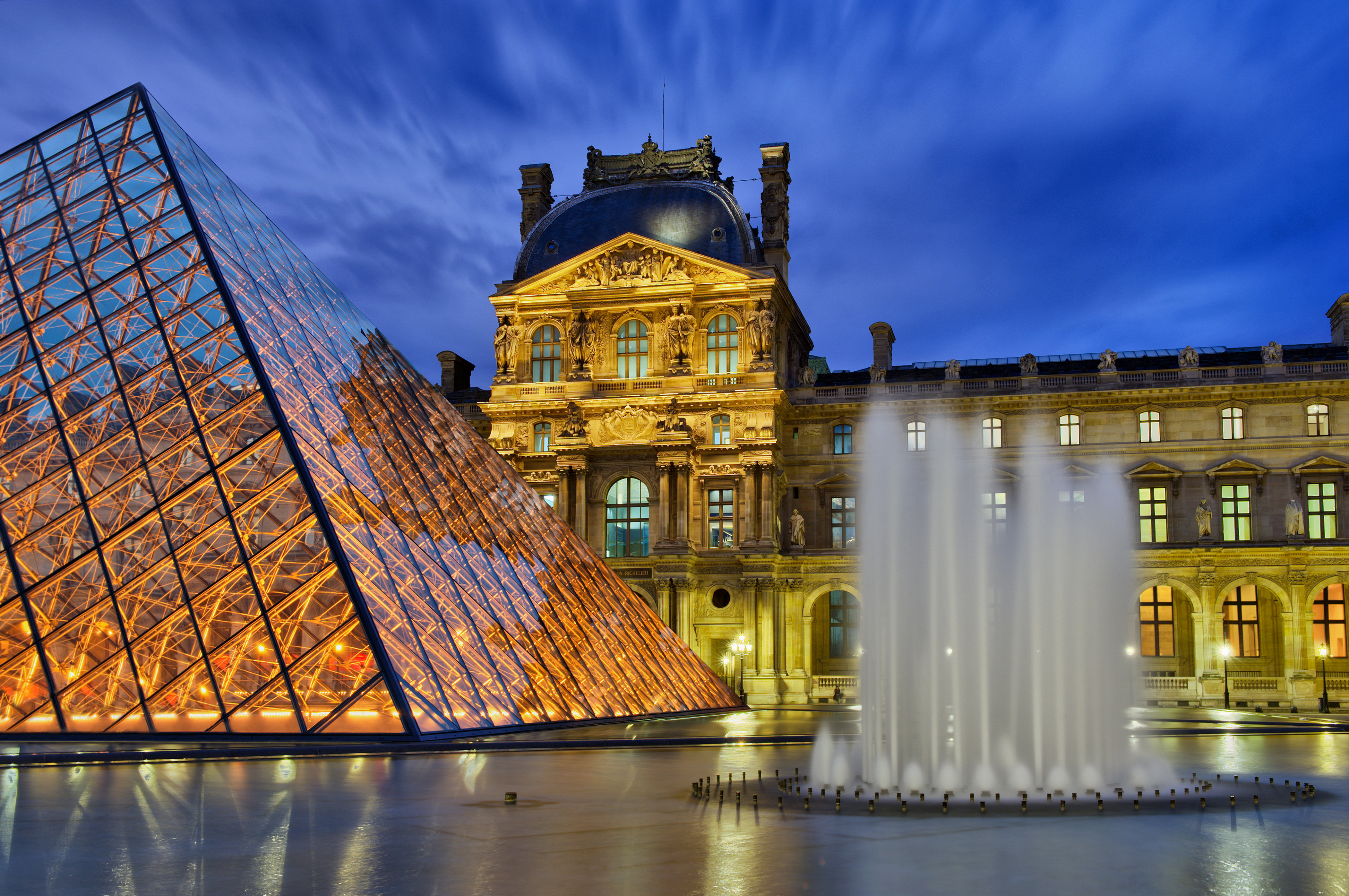 Cour Carrée du Musée du Louvre%252C la Pyramide éclairée de nuit%252C Paris 2017 A.Gelot %252F CRT Paris Ile-de-France