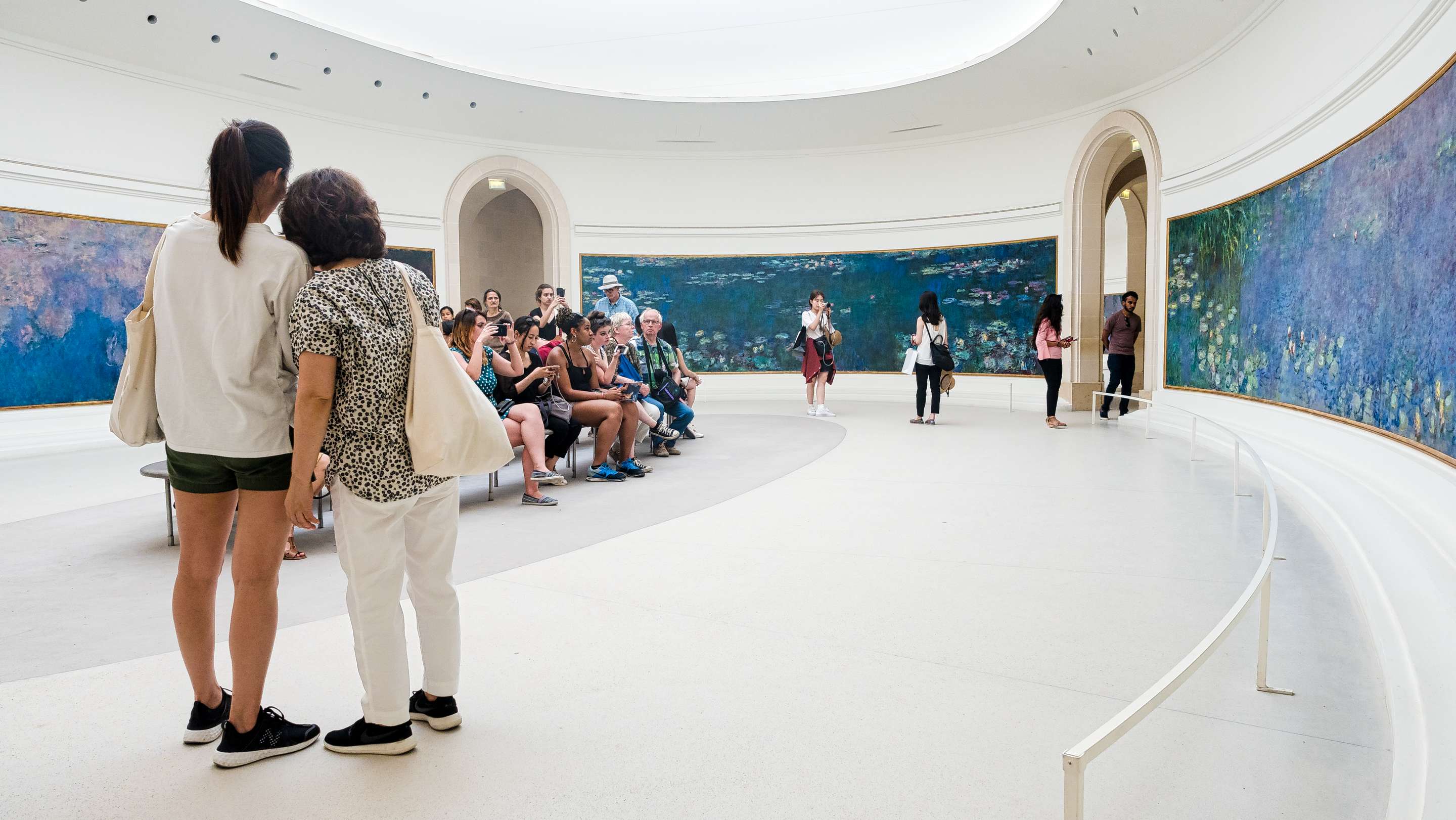 Touristes dans la salle des Nymphéas du musée de l'Orangerie%252C Paris 2017. CRT IDF%252FATF%252FOoshot%252FVan Biesen