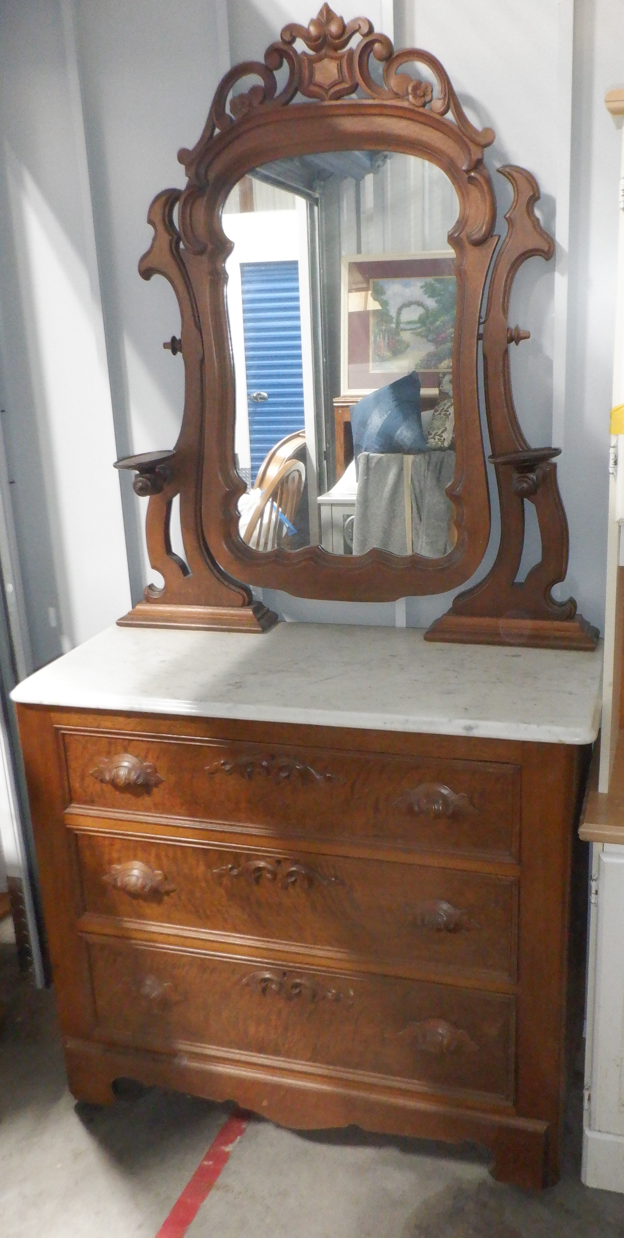 ANTIQUES & COLLECTIBLES TWILIGHT SALE