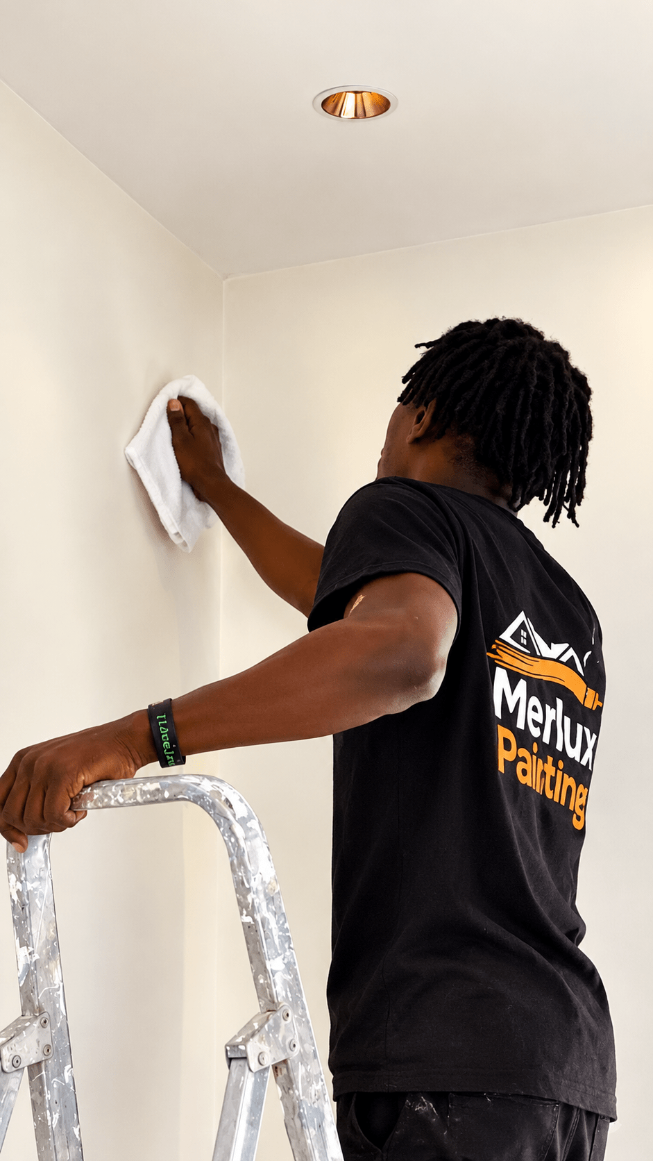 HOW TO CLEAN PAINTED WALLS WITHOUT DAMAGING THE PAINT