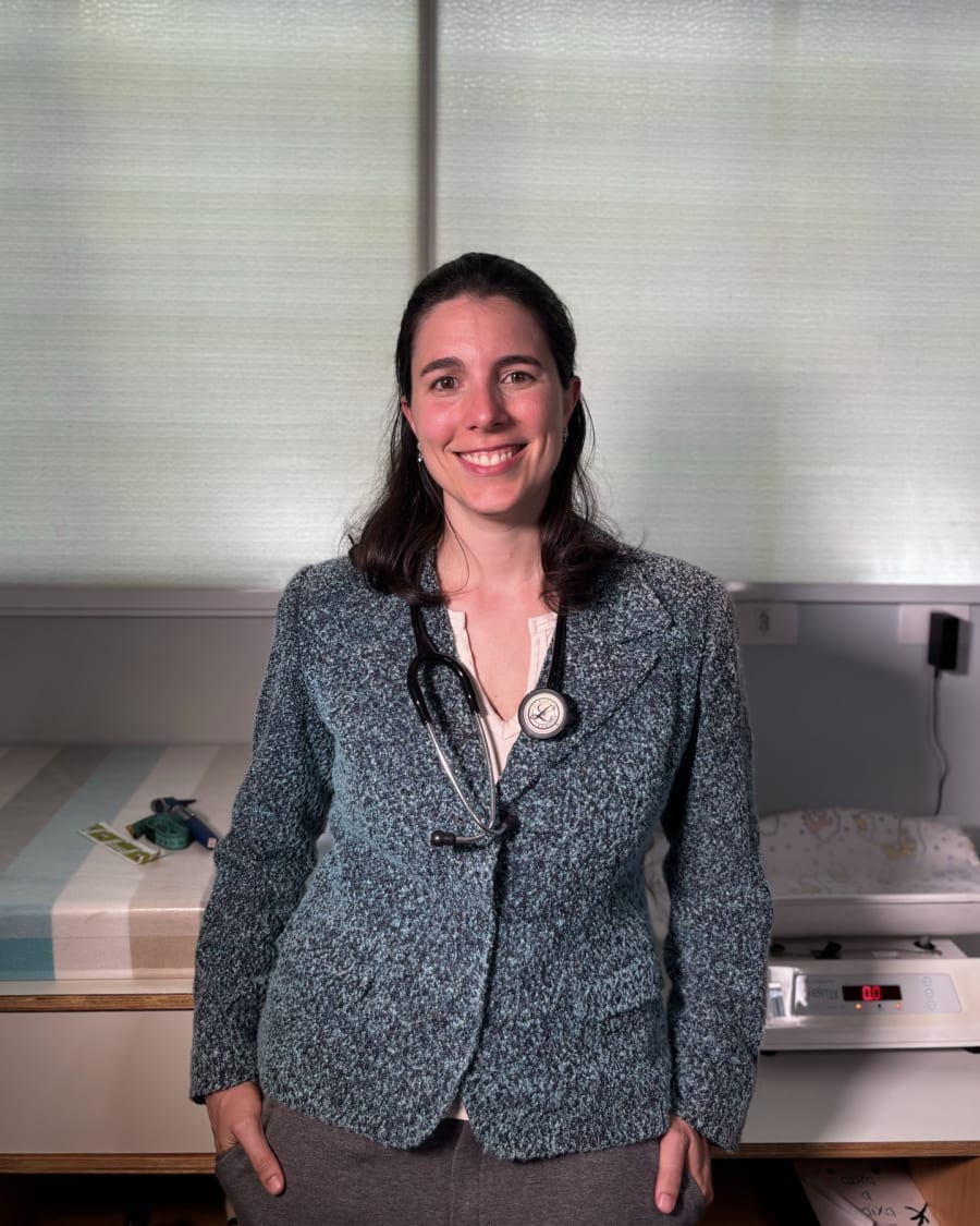 Dra. Isabela Forni, pediatra, no consultório