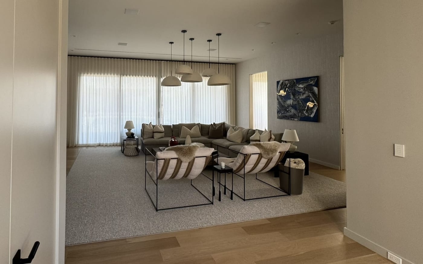 Smart home automation Hamptons living room with integrated lighting control and motorized shades
