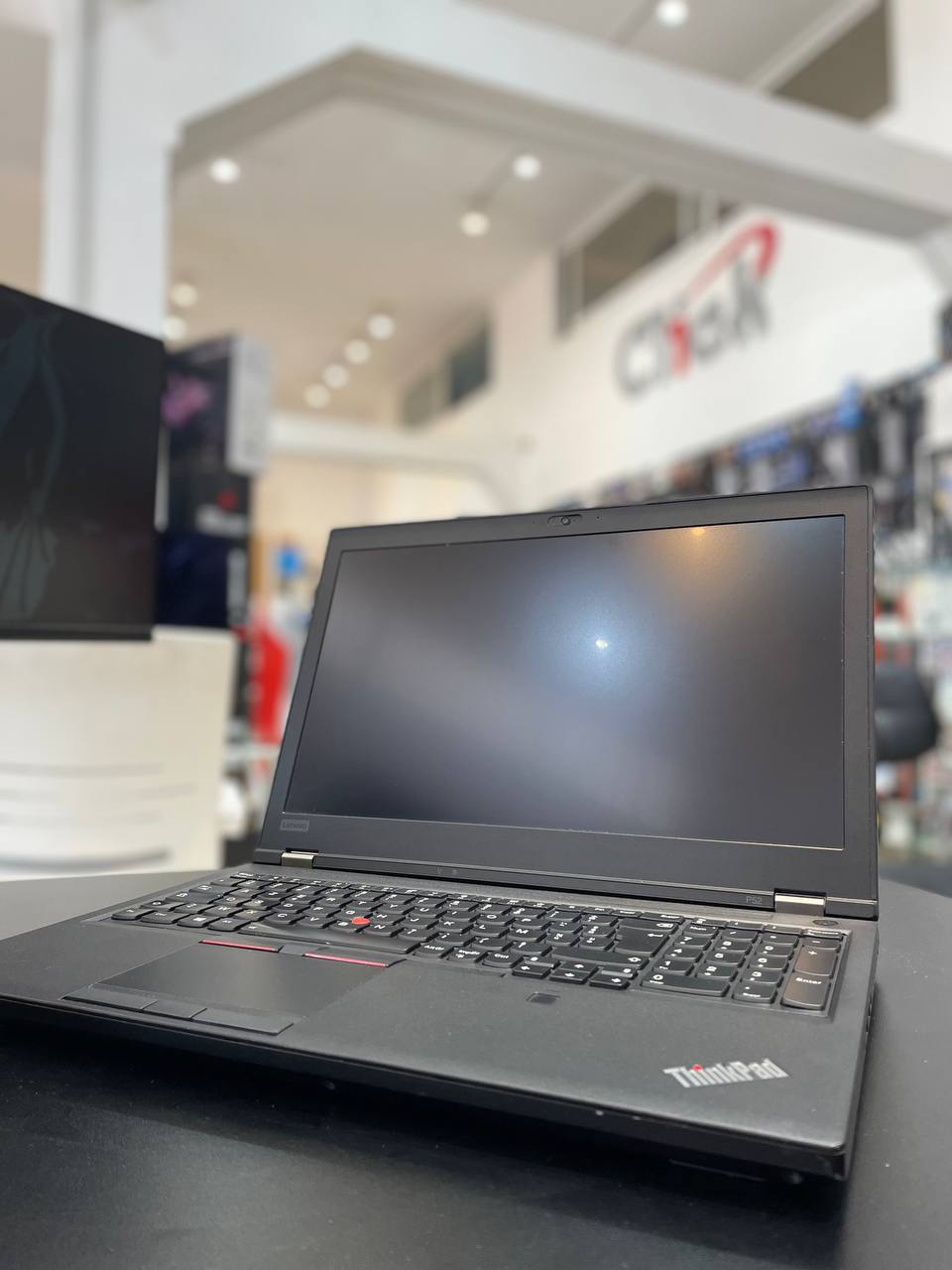 LENOVO THINKPAD P52 I7 8750H/ 32GB DDR4/250GO SSD/QUADRO P1000/ 15.6" (OCCAS AVEC CHARGEUR)