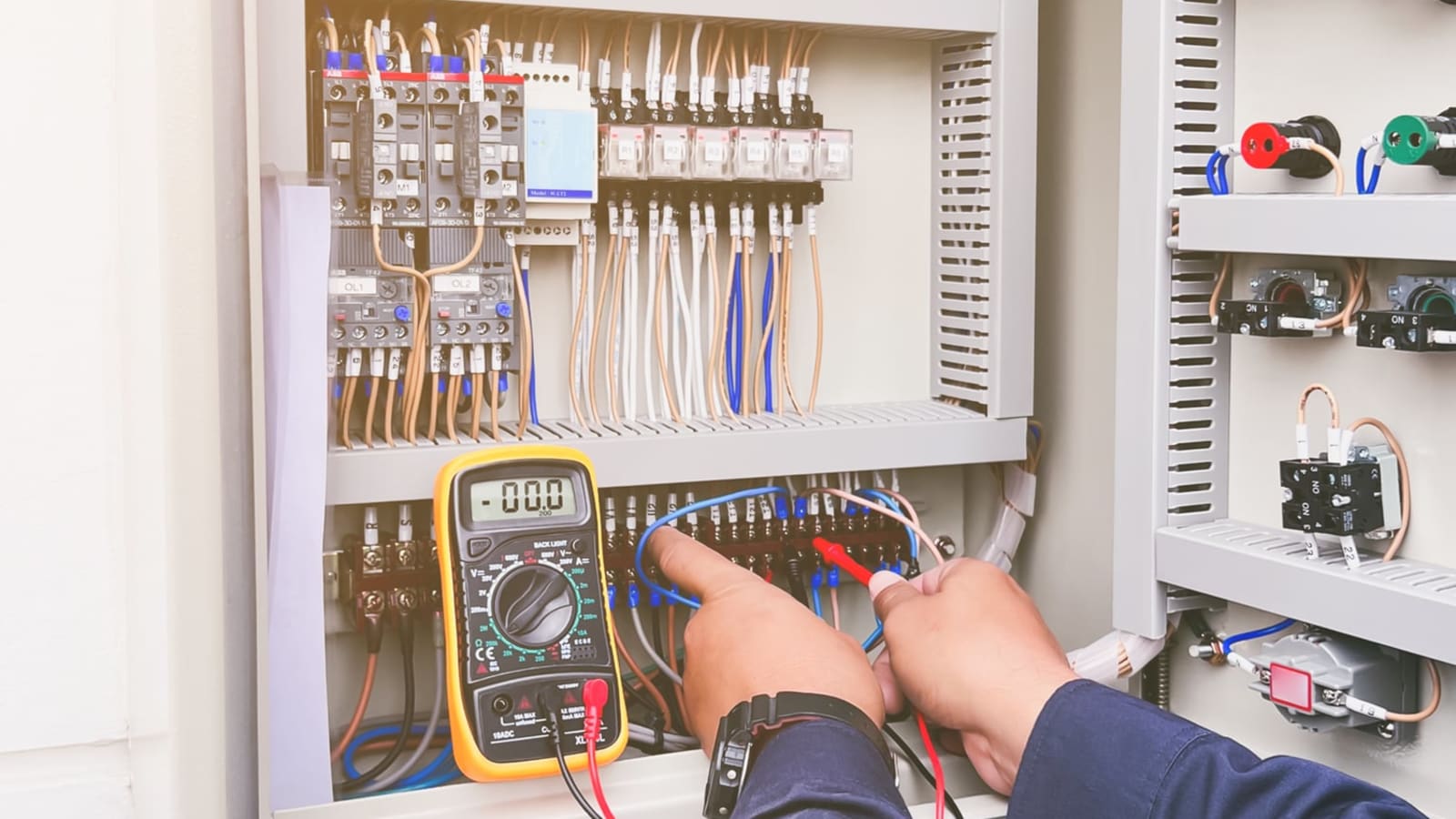 Mesure d'isolement d'un circuit électrique au multimètre