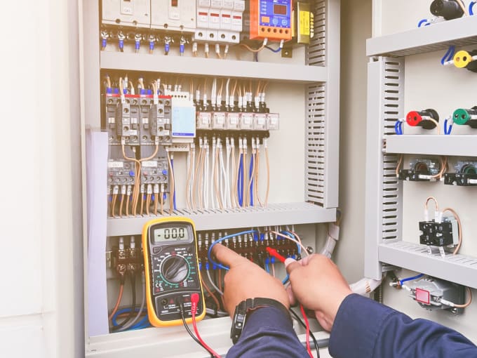 Mesure de tension sur une prise électrique avec un multimètre