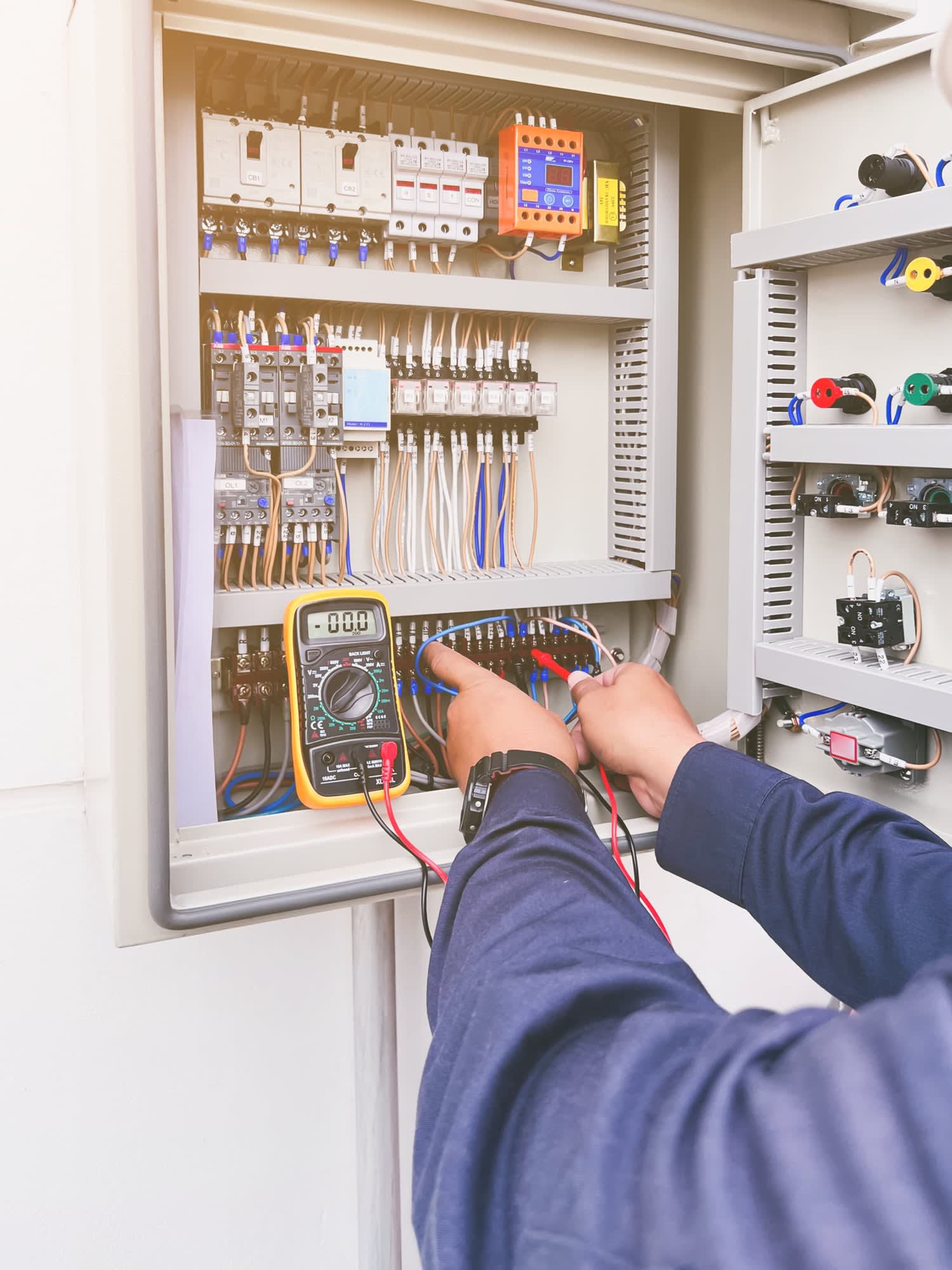 Recherche de panne électrique au multimètre par un électricien partenaire