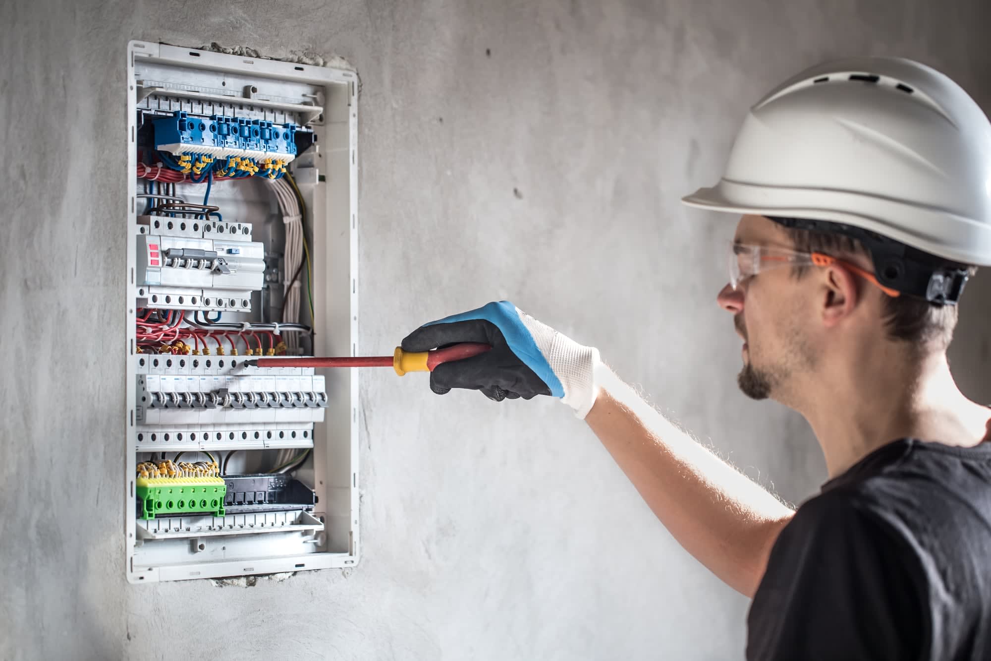 Électricien partenaire qui répare un disjoncteur en urgence