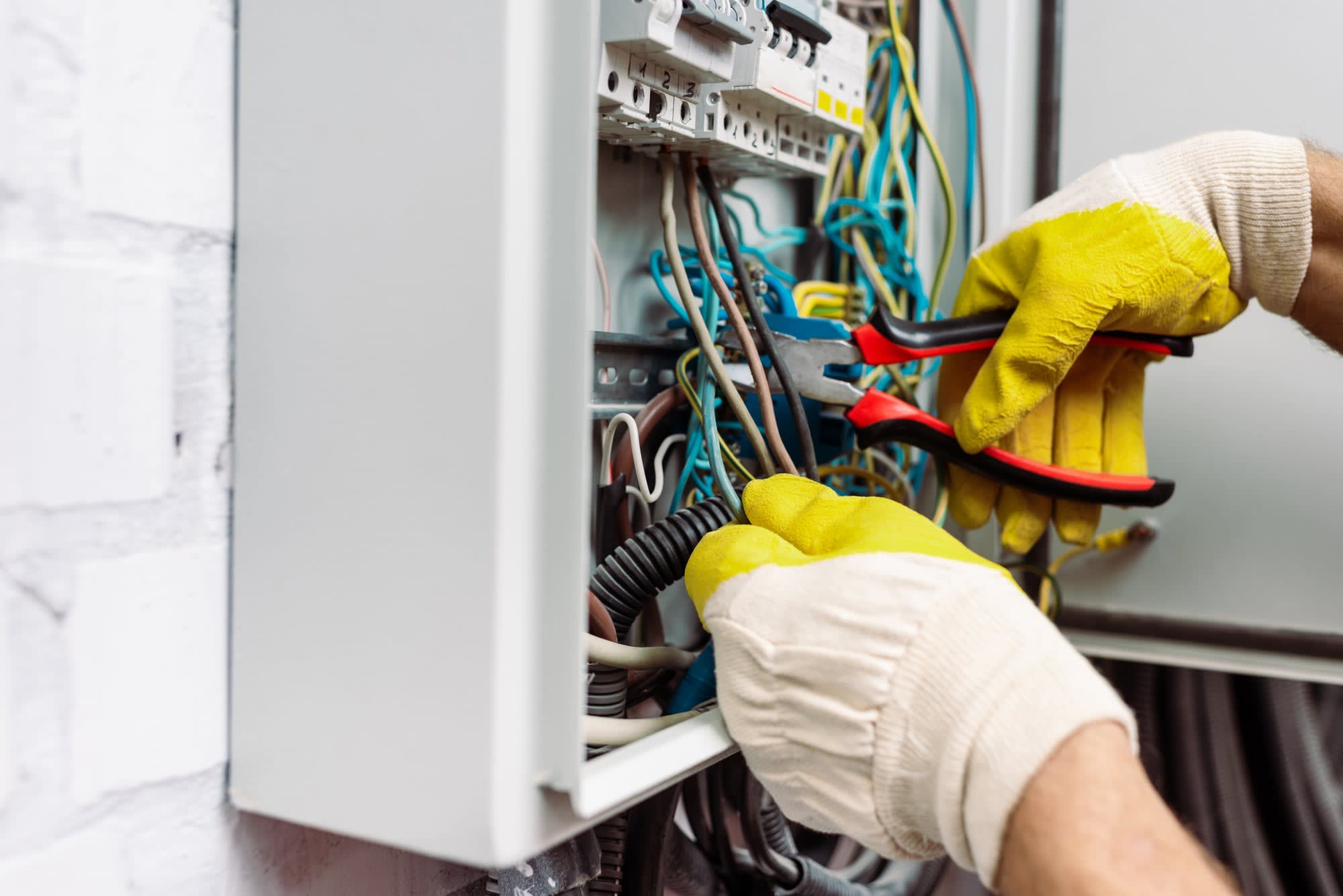 Électricien partenaire en intervention
