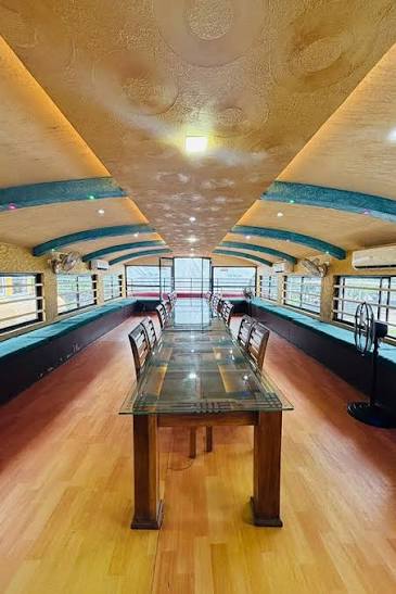 Deluxe Houseboat / Similar — image 3