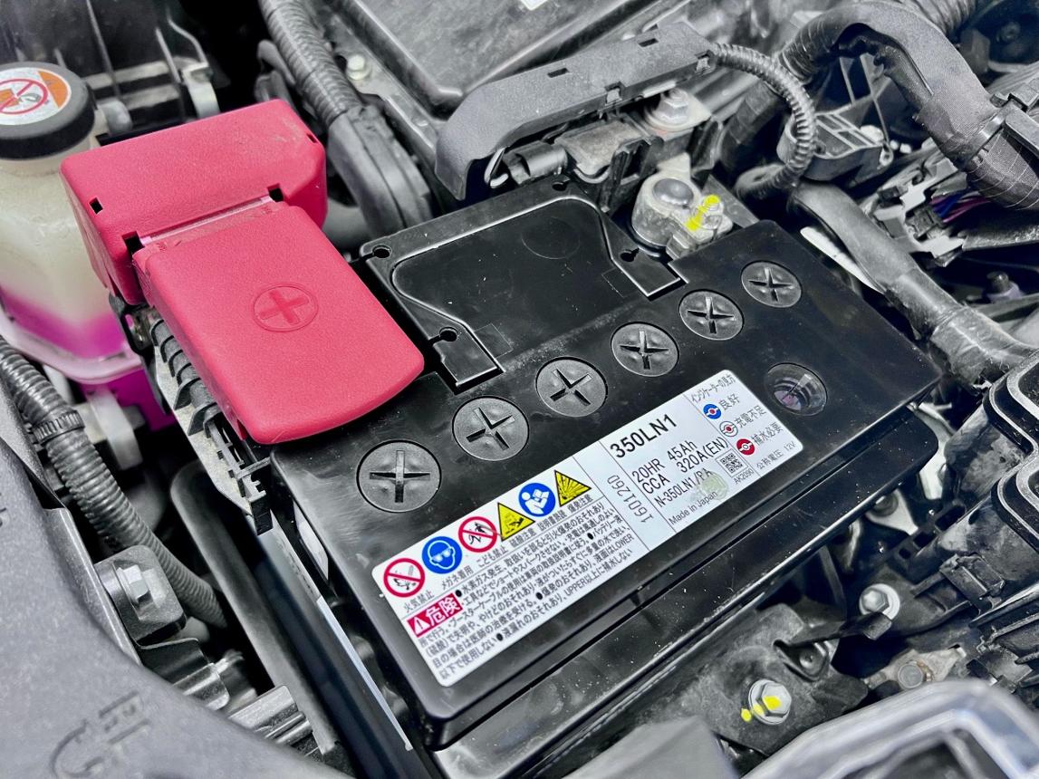 12V auxiliary battery and terminals in a hybrid vehicle