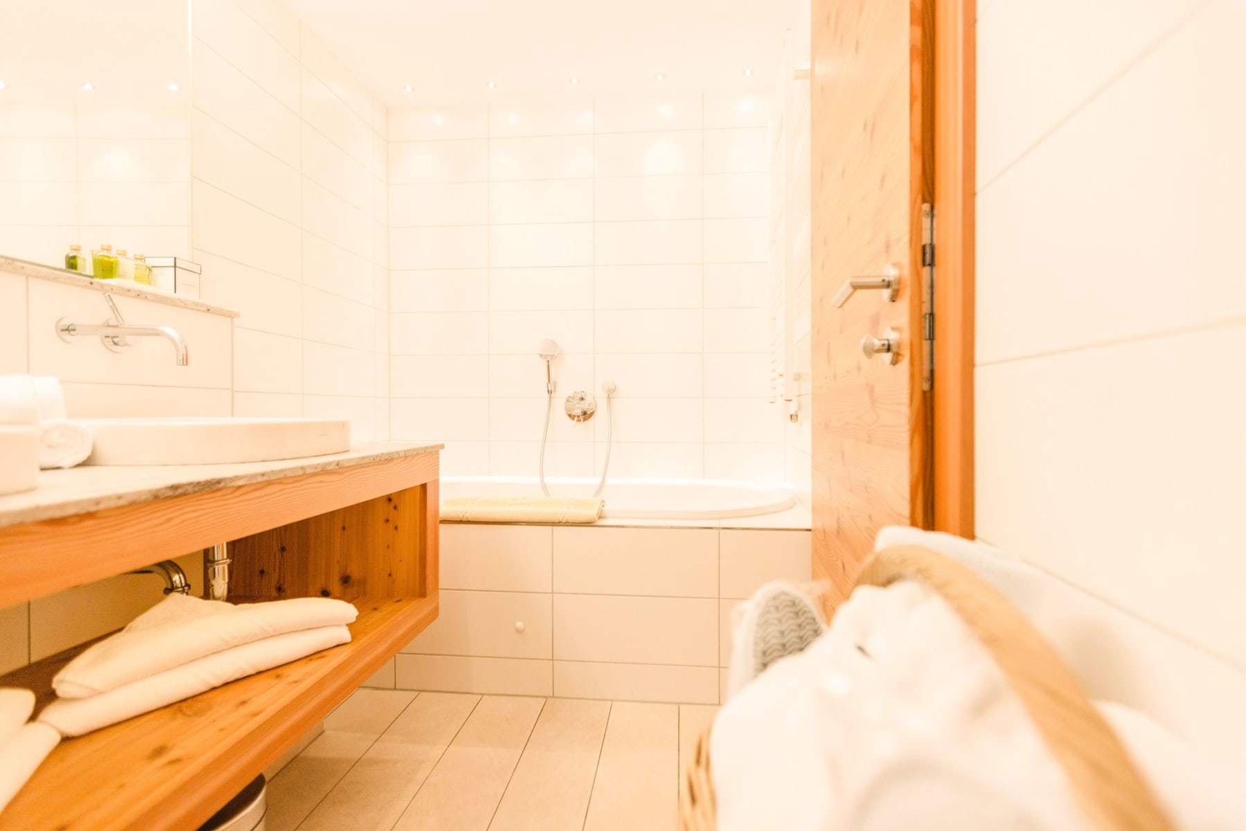 Elegantes Badezimmer im Glemmtalerhof in Hinterglemm mit komfortabler Badewanne und modernen Details.